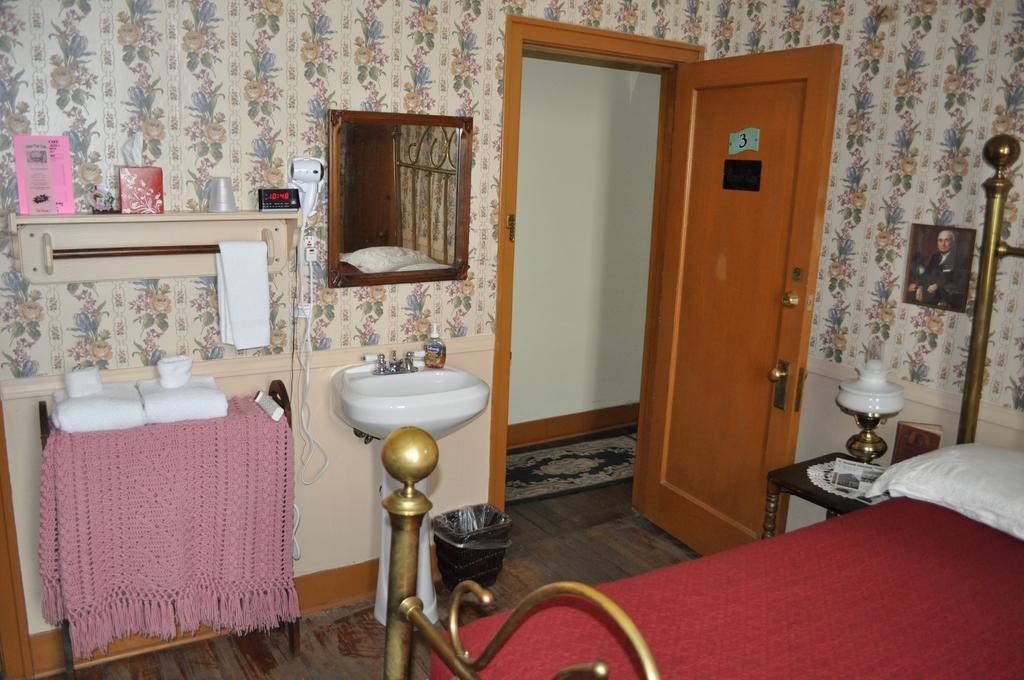 Camera Standard con Letto Matrimoniale e Bagno in Comune